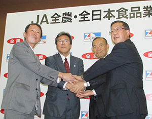 齋藤充弘全日本食品会長（中央右）、鈴木盛夫JA全農常務理事（同左）ら両社代表が固い握手