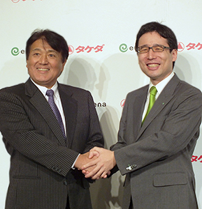 杉本雅史武田薬品ヘルスケアカンパニープレジデント（左）と出雲充ユーグレナ社長