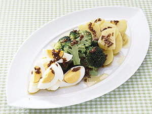 ゆで卵と温野菜のアンチョビーソース