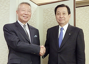 横山敬一新会長（右）と太田敬二前会長