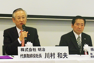 川村和夫社長（左）と森田勉執行役員健康栄養営業本部長