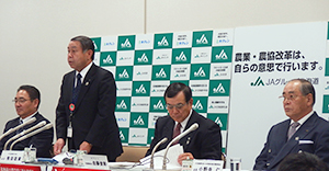 会見する飛田稔章JA北海道中央会会長（左から2人目）と佐藤俊彰ホクレン会長（同3人目）