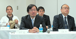 成果を報告する（左から）兼頭一司氏、谷川武教授、カルピス発酵応用研究所の内田直人氏、宮崎博所長