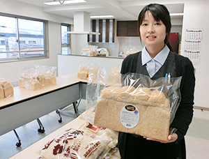 「ハラール食パン」にも認証マークを付けて販売。国内在住のムスリムや観光客向けの主食用パンとして需要が期待される