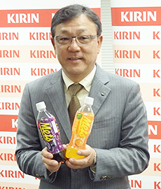 清涼飲料市場で販売数量　6％増を目指すと語る佐藤章社長