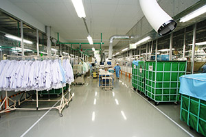 千葉県・松戸工場の食品工場ユニフォーム専用ライン。他のラインとは完全に隔離されており、入室に当たっては、手洗いや手指消毒、エアシャワーなど食品工場と同等の手順を必要とする