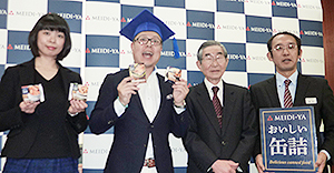 （写真左から）宮崎利恵課長補佐、缶詰博士の黒川勇人氏、米井元一社長、曽我充副部長