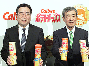 「ポテトチップス　クリスプ」を手にする伊藤秀二社長（左）と松本晃会長