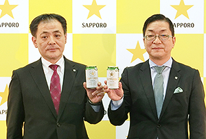 サッポロビールの時松浩取締役執行役員営業本部長（右）と小柳竜太郎新価値開発部長