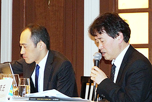 ホテルニューオータニでシェフソムリエを務める谷宣英氏（左）とワインジャーナリストの山本昭彦氏