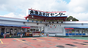 本社工場の近くに構える直売店「大漁みやげセンター」。ここでジャムを生産する