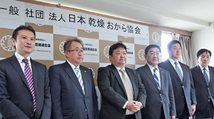 石川伸会長（左から3人目）をはじめ計6人の役員が新組織をけん引する