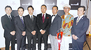 宮崎俊治代表取締役（中央）とオリジナルカクテルを製作した6人のバーテンダー