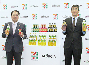セブンイレブンの鎌田靖商品本部長（左）と日本コカ・コーラの和佐高志副社長