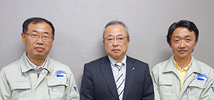 右から鶴岡比呂志社長、小林雄二水産事業副執行、前橋知之養殖事業推進室長
