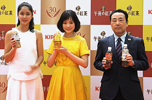 左から季葉、大原櫻子、大谷美治本部長