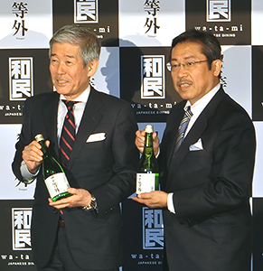 旭酒造の桜井博志社長（左）と漫画家の弘兼憲史氏