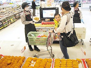 試食販売では多くの買い物客が興味を示した（イオン広島府中店）