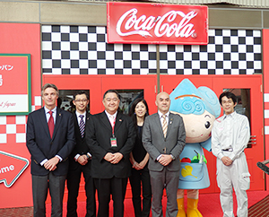 ティム・ブレット日本コカ・コーラ社長（左端）は、新プログラムが日本モデルになるとした