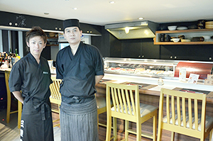 素材にこだわる「三陸寿司」。店長の泉さん（左）と板長のヌーさん＝バンコク・スクンビット地区で小堀晋一が4月22日写す