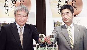 大塚食品の金子忠晴部長（右）と三井物産の田島実生支社長