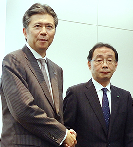 サントリー食品インターナショナルの鳥井信宏社長（左）とJTの大久保憲朗副社長
