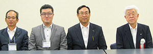 左から笹生貢生産本部長、秋本善明常務、秋本大典社長、秋本幸男会長