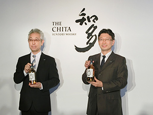 小泉敦社長（右）と福與伸二執行役員チーフブレンダー