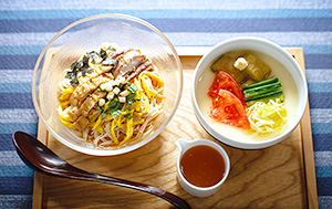 左から「穴子素麺」「冷夏野菜茶碗蒸し」。「はなれ」卓上の鰹節をたっぷりかけて食べる