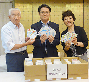 抽選する（右から）三浦佳子冷食協広報部長、山根隆幸会長、岡村智顧問