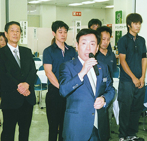 鈴木雅治社長（中央）と椎野定明横浜支店長（左端）