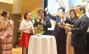 左からミス・ソムオーのメイ・パクディ氏、シハサック・プアンゲッゲオ駐日タイ王国大使夫妻、森田健作千葉県知事、チン・シアットユーン駐日シンガポール共和国大使夫妻がソムオーを試食し絶賛