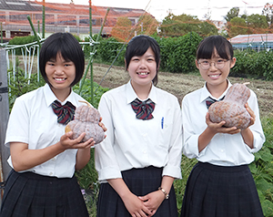 左から尾島あかりさん（植物クリエイト科1年生）、松岡奈々さん（リーダー、園芸ビジネス科3年生）、橋本美月さん（園芸ビジネス科1年生）