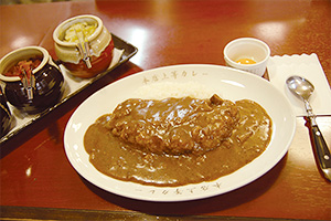 上等カレー　カツカレーライス　1,000円（税込み）　※福島本店価格　カツカレーライスの豚カツは、カレーソースとの相性を考え、粗めの生パン粉を使用