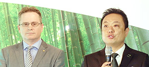 ネスレ日本のグンター・スピース本部長（左）と福寿園の福井正興社長