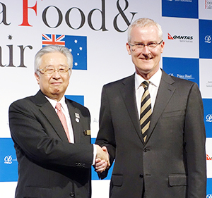 武井久昌プリンスホテル専務執行役員（左）とブルース・ミラー駐日オーストラリア大使