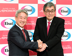 統合契約を締結した味の素社の西井孝明社長（左）とエーザイの内藤晴夫CEO