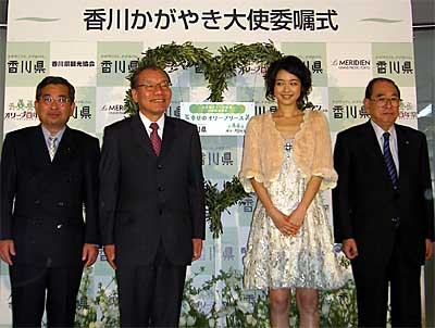 幸せのオリーブリースの前で記念撮影する真鍋武紀香川県知事（中央左）と香川かがやき大使の藤澤恵麻（同右）