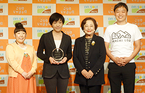 （左から）村上知子、グランプリ考案者のはまひらさん、大河原愛子会長、齋藤潤一代表