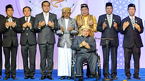 ハラール事業関連のセレモニーに参加したプラユット暫定首相（左から3人目）。タイ政府はハラール推進に力を入れている＝首相府提供