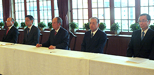 右から安田智彦副会長、細貝理栄副会長、飯島延浩会長、盛田淳夫副会長、桐山健一副会長