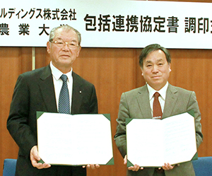 協定書を取り交わす大沢一彦日本食研HD会長（左）と高野克己東京農業大学学長