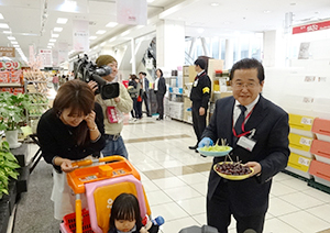 マックスバリュ中部 オーストラリアフェア開催 鈴木社長が店頭pr 日本食糧新聞電子版