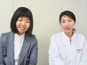 エースコックマーケティング部商品開発グループ3の濱西由布子主任（左）と金谷美香サブグループマネージャー