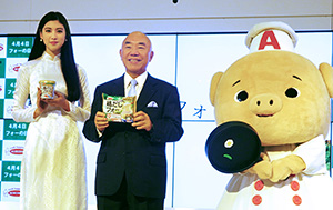 「フォーの日」認定イベントで村岡寛社長（中央）とCM出演の三吉彩花