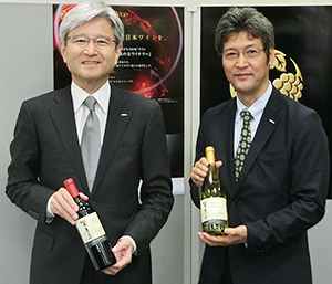 サントリーワインインターナショナルの山崎雄嗣社長（左）と渡辺直樹・登美の丘ワイナリー所長