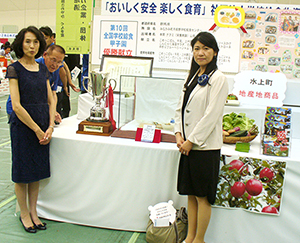 深尾由美子社長（左）と本間ナヲミ栄養教諭（月夜野学校給食センター）