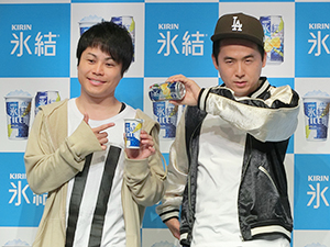 アンバサダーの音楽ユニット「トレンディスタイル」を結成した井上裕介（左）と斎藤司