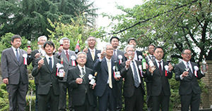 発足会でワインを手に記念撮影する会員の代表者ら