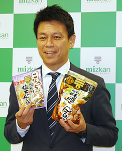 メディア向けに販促発表する石垣浩司取締役。トップシェアの維持と健康志向の社会意義を両立させる